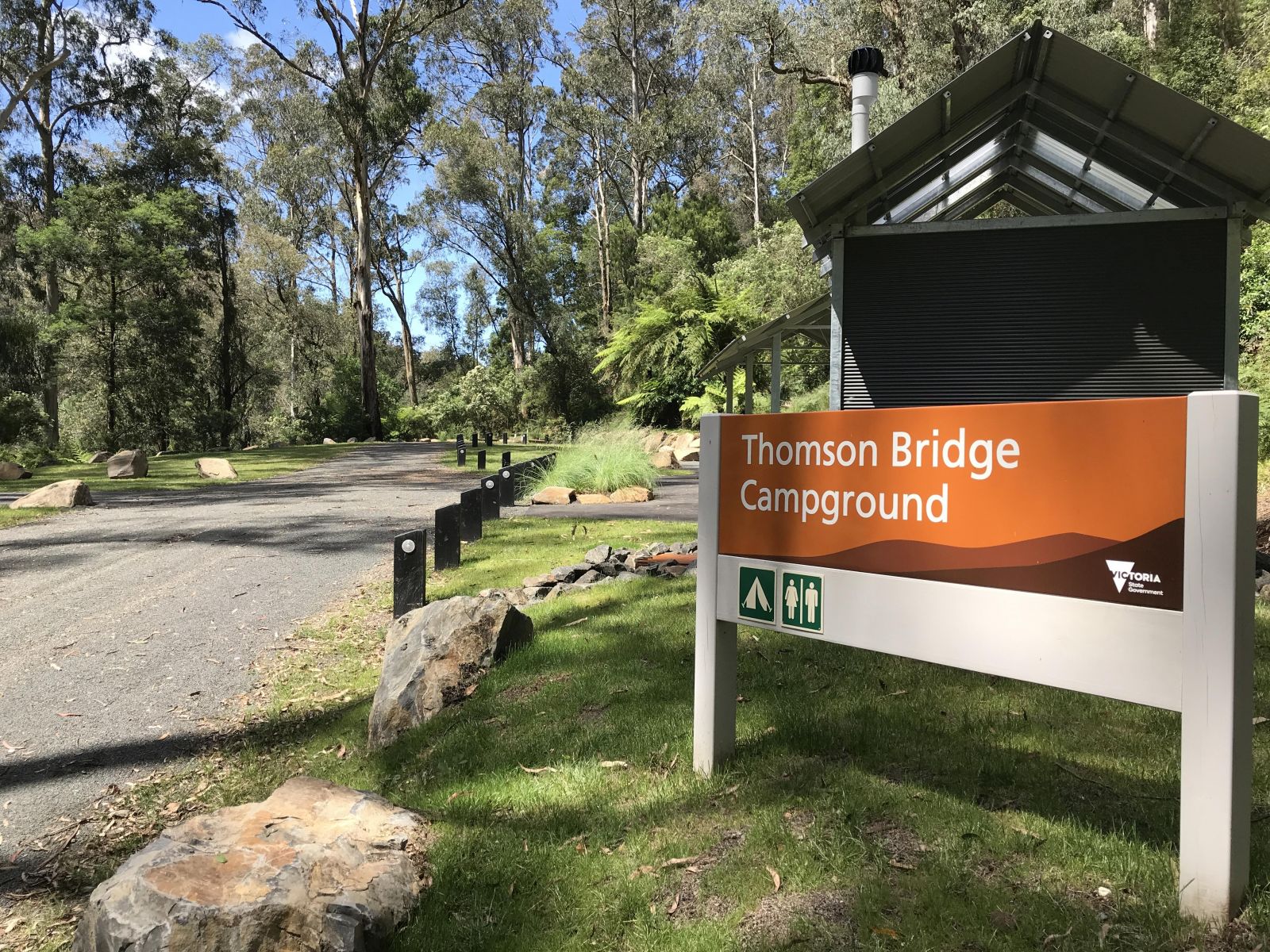 An orange sign reads Thomson Bridge Campground